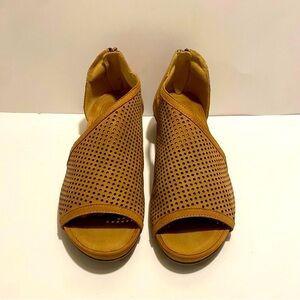VENUS Tan Perforated Mules
